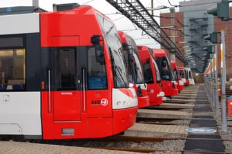 Bahnen der Kölner Verkehrsbetriebe stehen auf dem Abstellgleis (Archiv): Am 14. Februar wird die KVB betreikt.