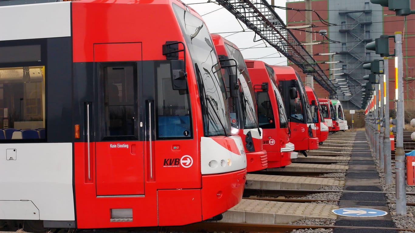 Bahnen der Kölner Verkehrsbetriebe stehen auf dem Abstellgleis (Archiv): Am 14. Februar wird die KVB betreikt.
