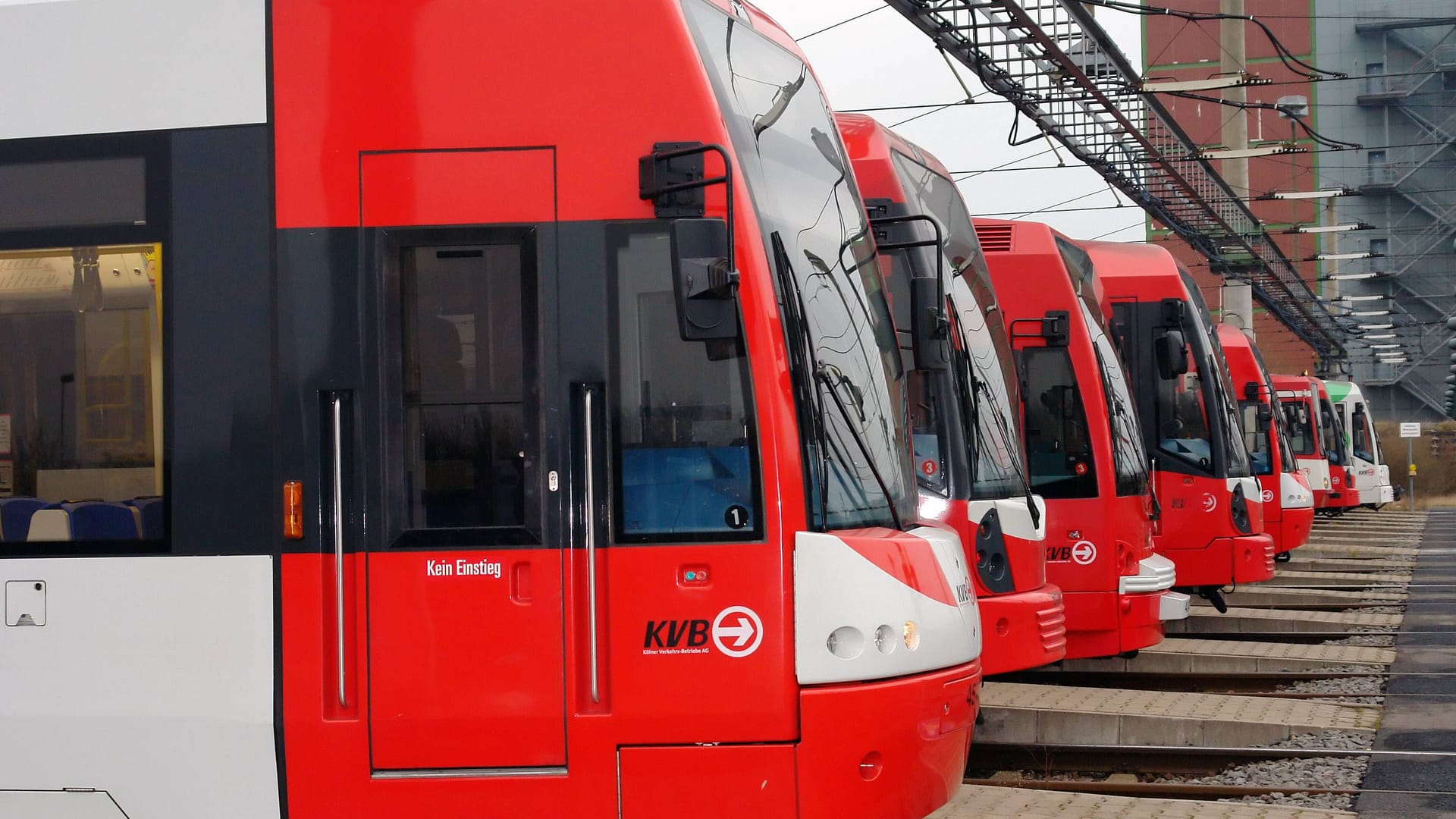 Bahnen der Kölner Verkehrsbetriebe stehen auf dem Abstellgleis (Archiv): Am 14. Februar wird die KVB betreikt.