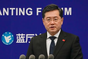 Chinas Außenminister Qin Gang auf einer Pressekonferenz: Er sorge sich angesichts der zunehmend angespannten Lage in der Ukraine.