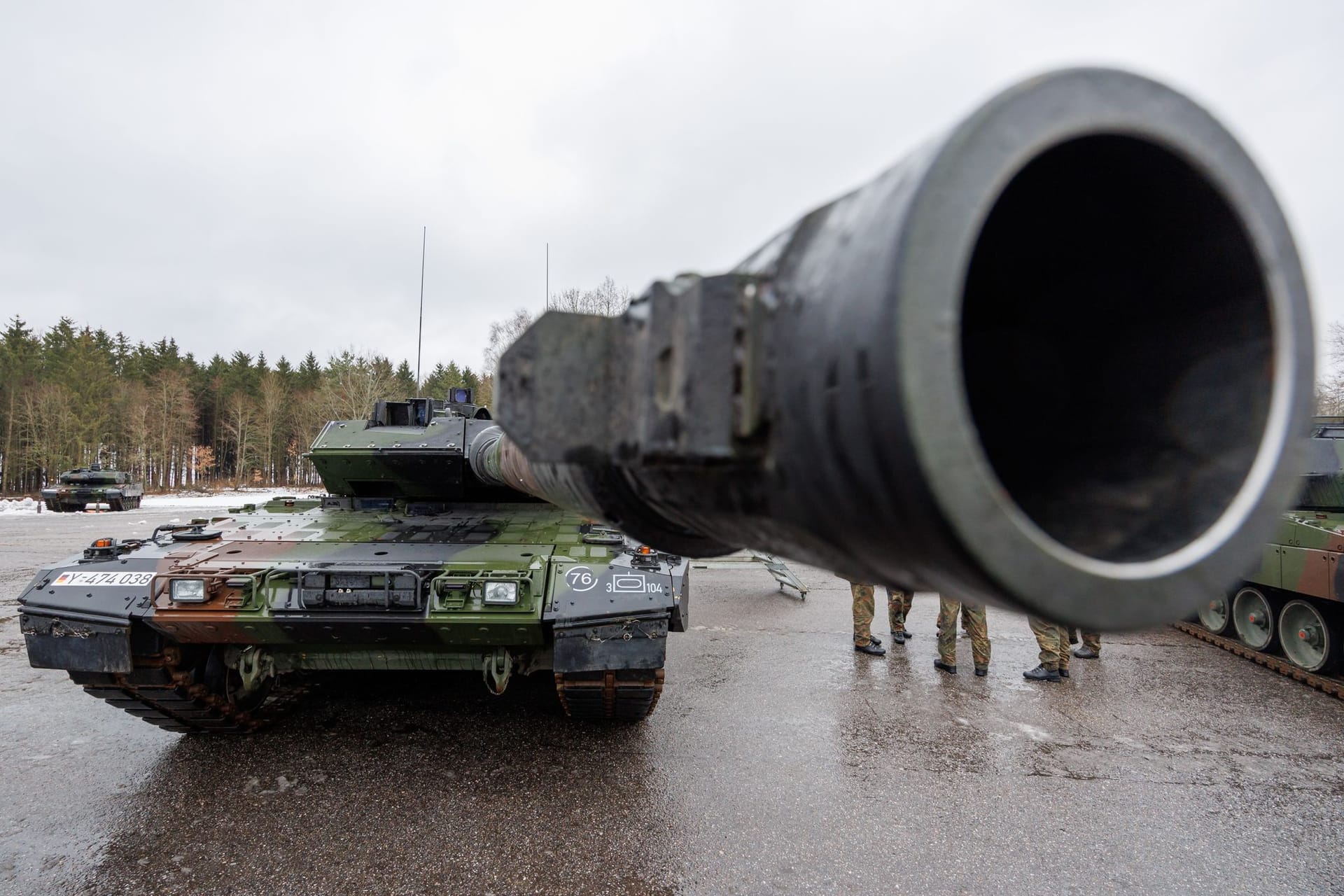 Ein neuer Panzer Leopard 2 A7V auf einem Kasernengelände (Symbolbild): In München-Allach prüft Kraus-Maffei Wegmann viele seiner Panzer.