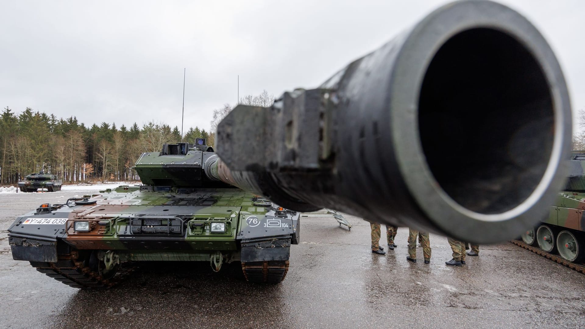 Ein neuer Panzer Leopard 2 A7V auf einem Kasernengelände (Symbolbild): In München-Allach prüft Kraus-Maffei Wegmann viele seiner Panzer.