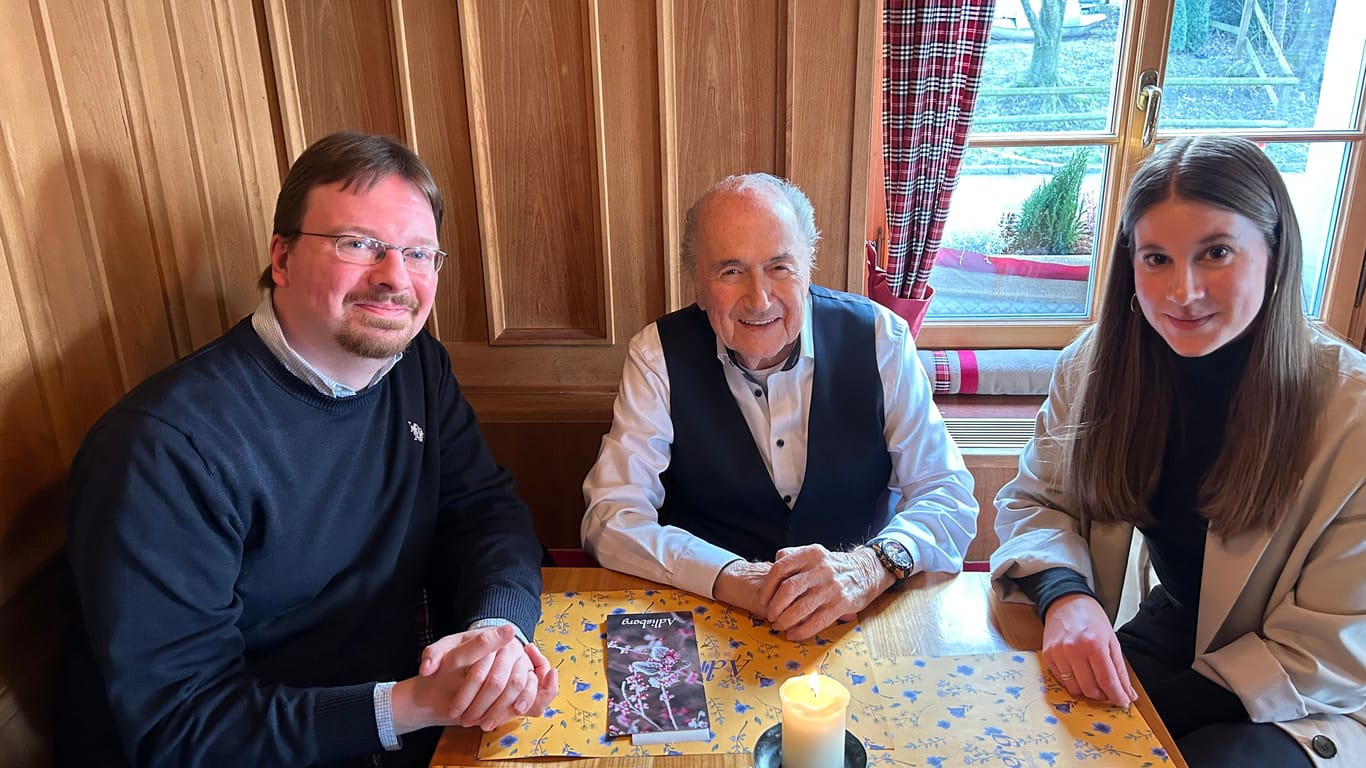 Sepp Blatter (M.) mit den t-online-Reportern Andreas Becker und Melanie Muschong.