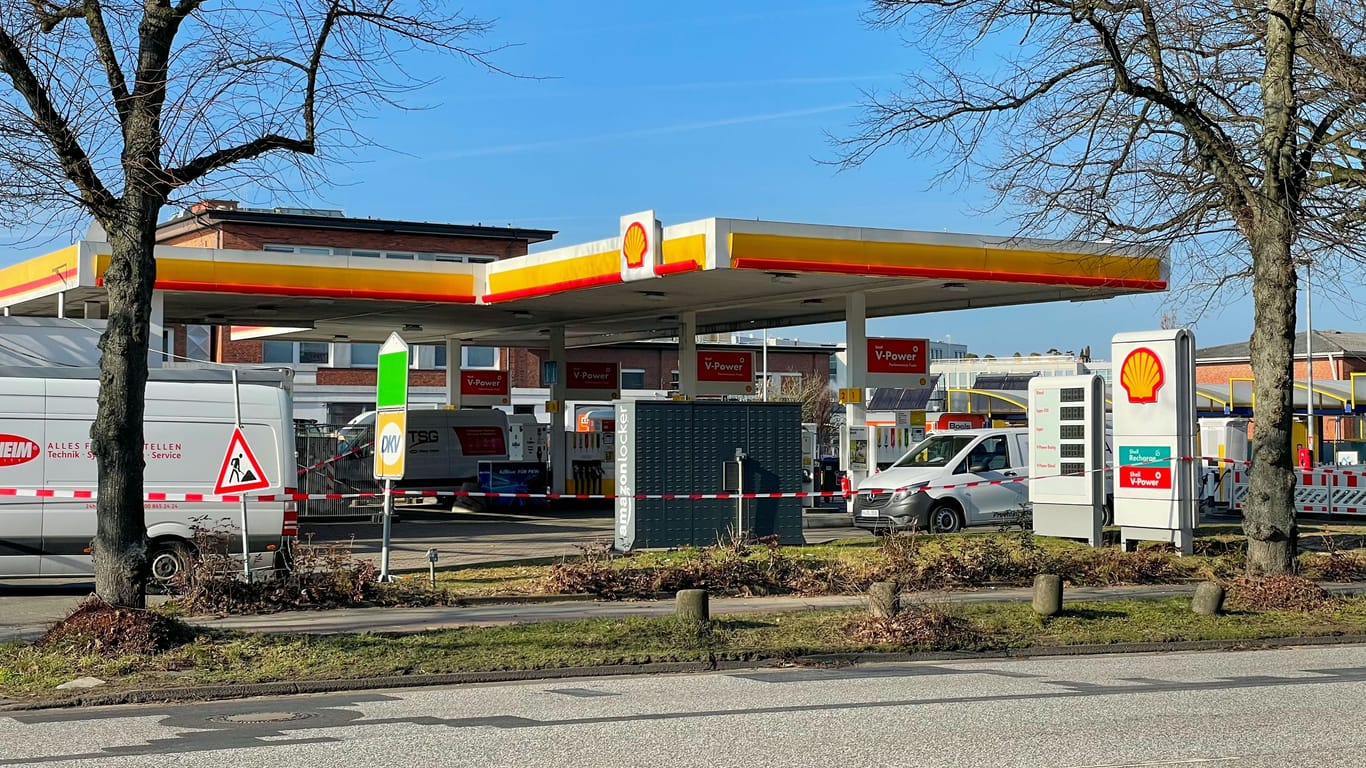 Die Shell-Tankstelle in Hamburg-Fuhlsbüttel: Hier wurden nach der Anlieferung Benzin und Diesel in die falschen Tanks gefüllt.