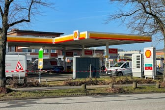 Die Shell-Tankstelle in Hamburg-Fuhlsbüttel: Hier wurden nach der Anlieferung Benzin und Diesel in die falschen Tanks gefüllt.