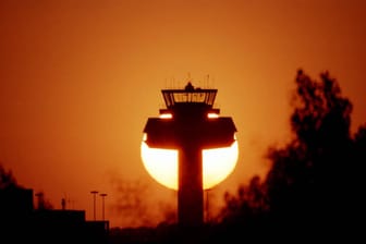 Die Sonne geht hinter dem Tower des Flughafens in Hannover-Langenhagen unter (Archivbild): Unbekannte sollen am Montagabend versucht haben, die Fluglotsen zu stören.