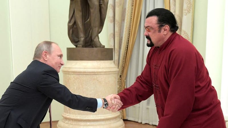 Foto von 2016: Wladimir Putin und Steven Seagal geben sich die Hand.