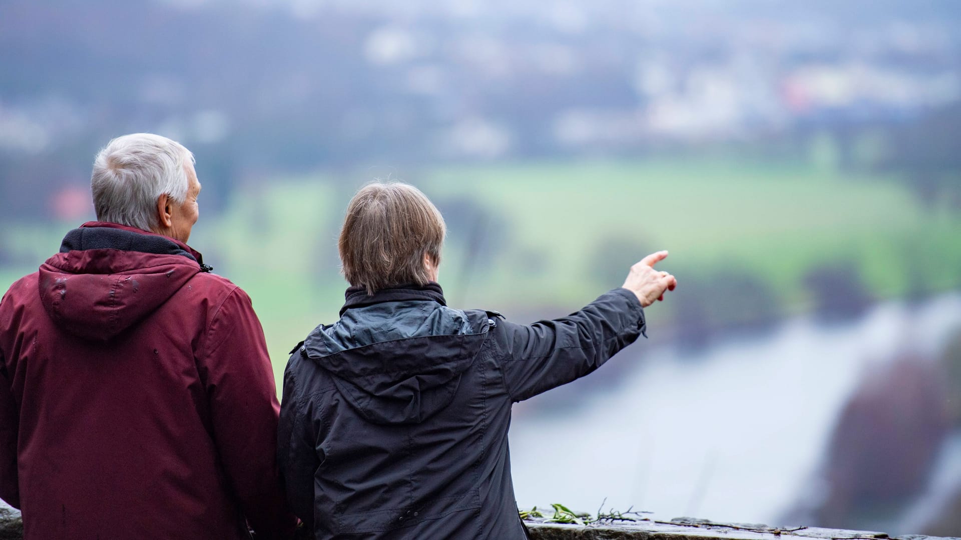 Ein älteres Paar in Regenjacken schaut auf die Wupper: Nahezu alle imprägnierten Textilien enthalten hochgiftige Chemikalien. Auch in vielen anderen Gegenständen finden sich die sogenannten "PFAS".