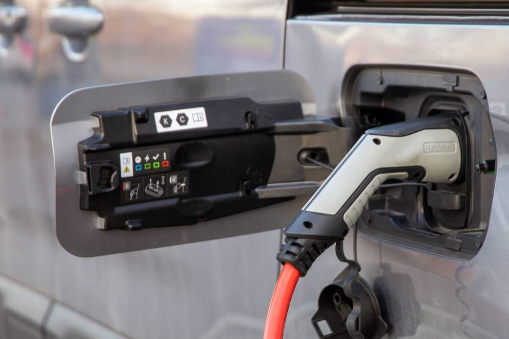Strom fürs E-Auto: Im kommenden Jahr soll er deutlich billiger werden.