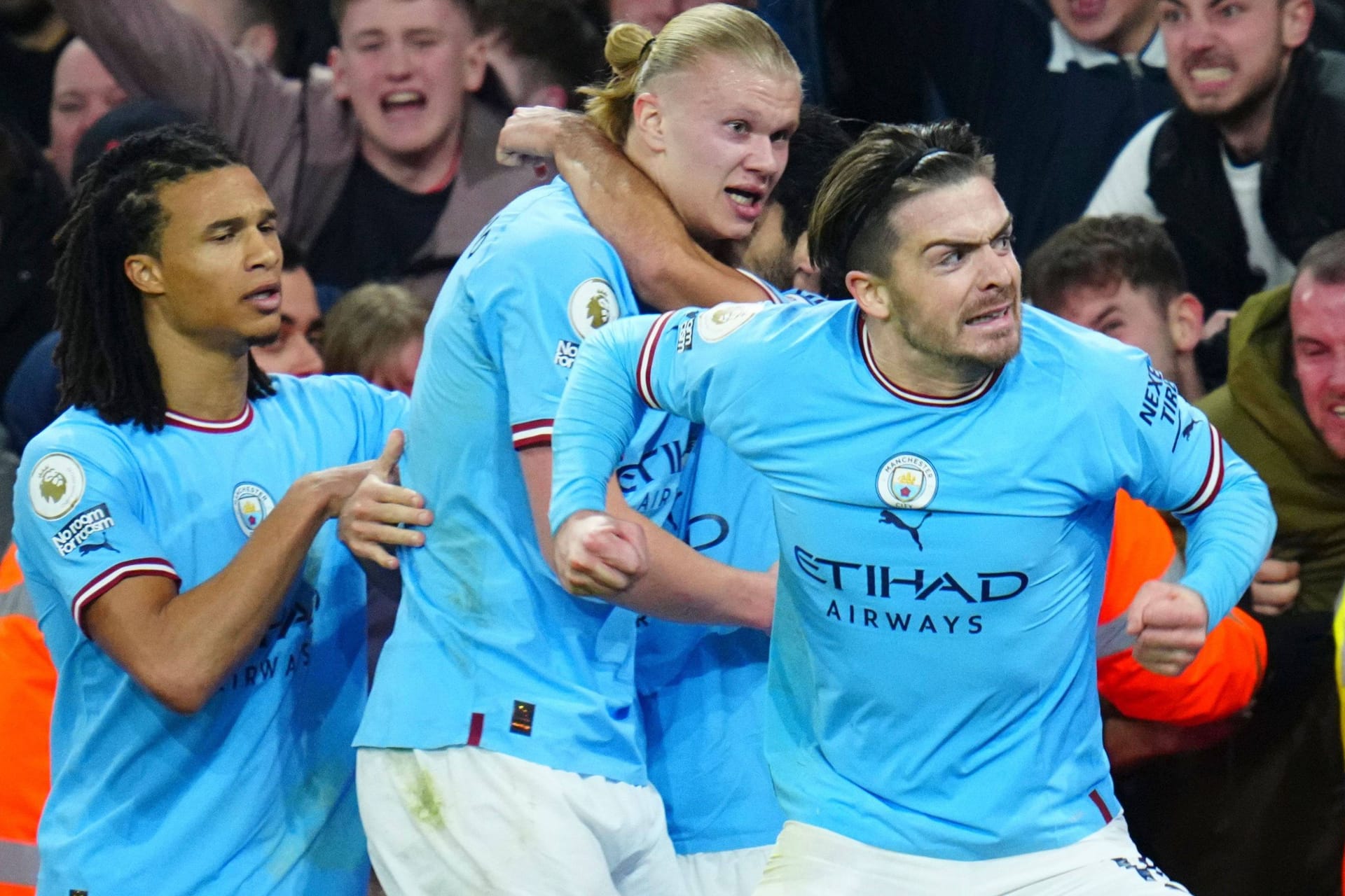 Citys Jack Grealish (r.) feiert seinen Treffer gegen Arsenal mit seinen Teamkollegen.