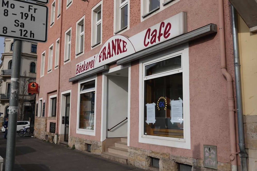 Die Polizei hat am Donnerstagvormittag eine Bäckereifiliale an der Österreicher Straße in Dresden-Leuben durchsucht.