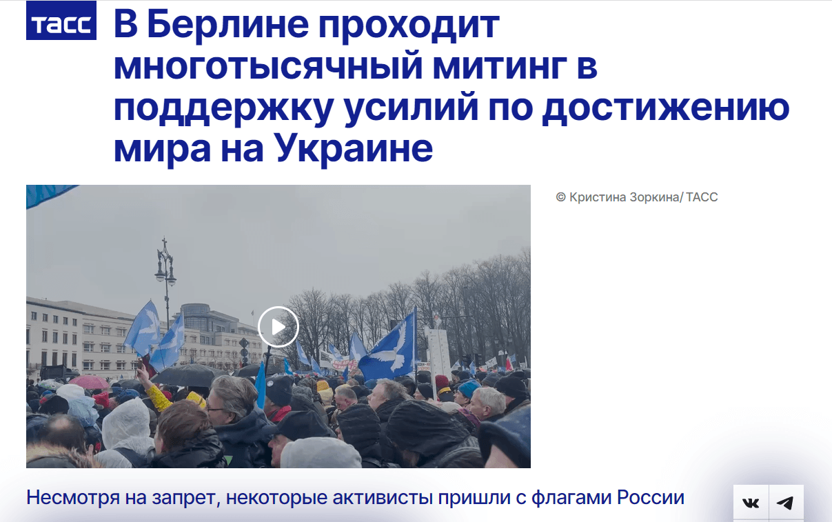 Ein Screenshot des Tass-Artikels: Auf Deutsch übersetzt, steht dort: "Tausende demonstrieren in Berlin zur Unterstützung der Friedensbemühungen in der Ukraine"
