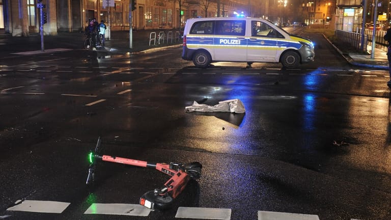 Der Unfall-Roller und Einsatzkräfte: Die Gewerkschaft der Polizei fordert eine Helmpflicht für E-Scooter.