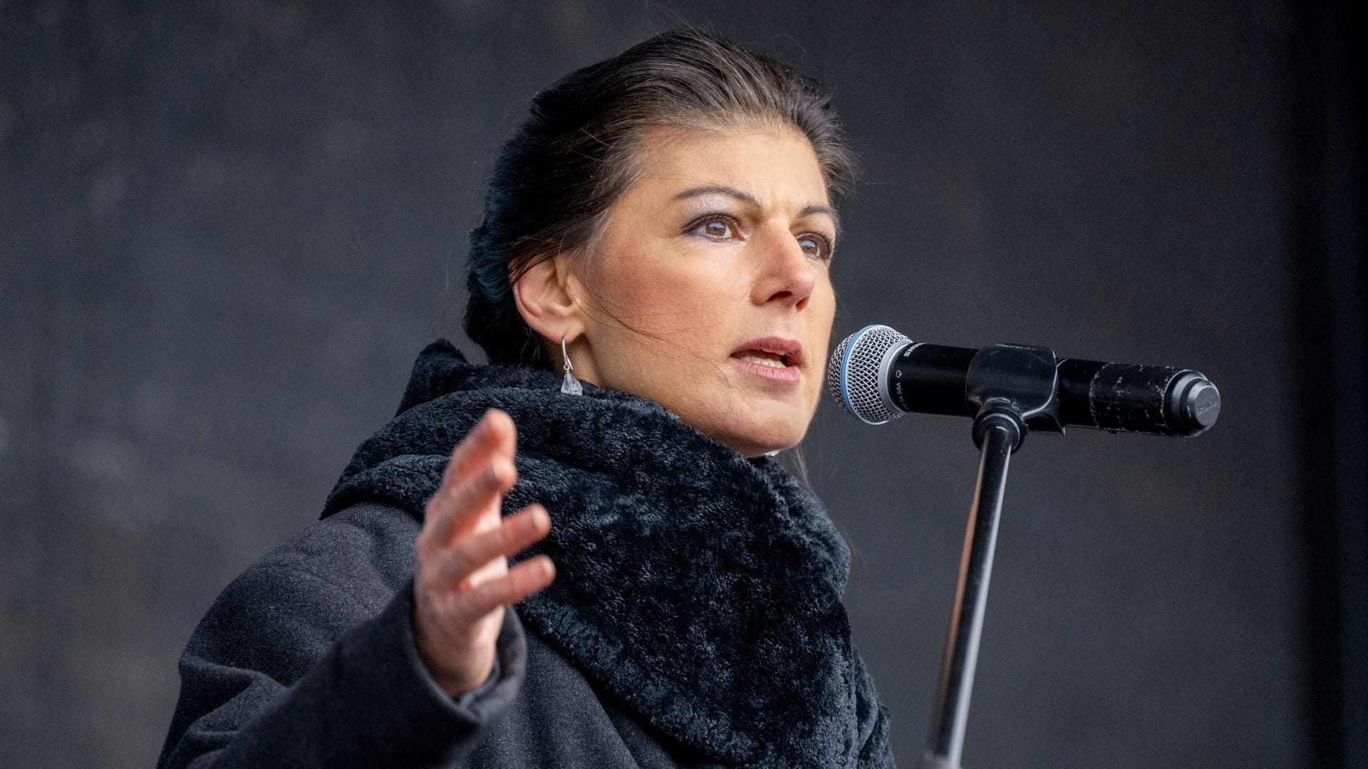 Linken-Politikerin Sahra Wagenknecht während der Kundgebung am Brandenburger Tor in Berlin.