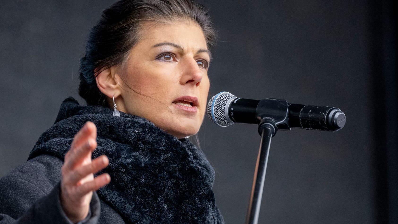 Linken-Politikerin Sahra Wagenknecht während der Kundgebung am Brandenburger Tor in Berlin.