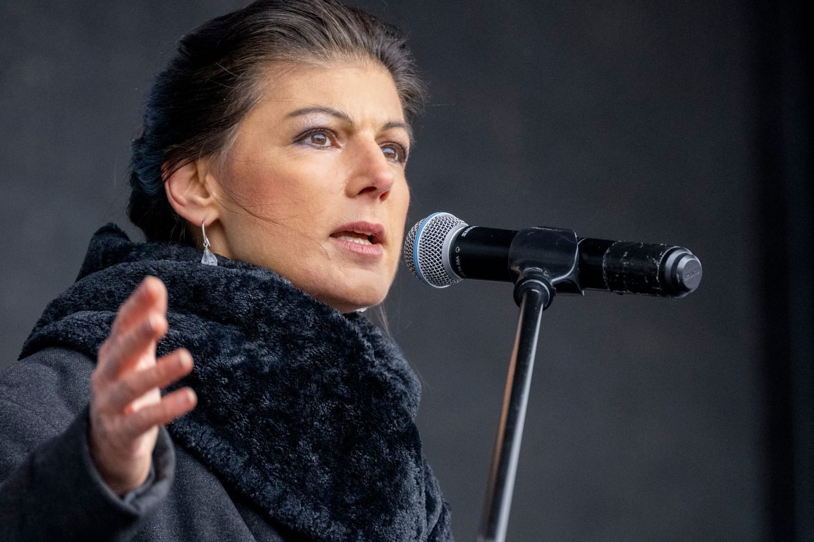 Linken-Politikerin Sahra Wagenknecht während der Kundgebung am Brandenburger Tor in Berlin.