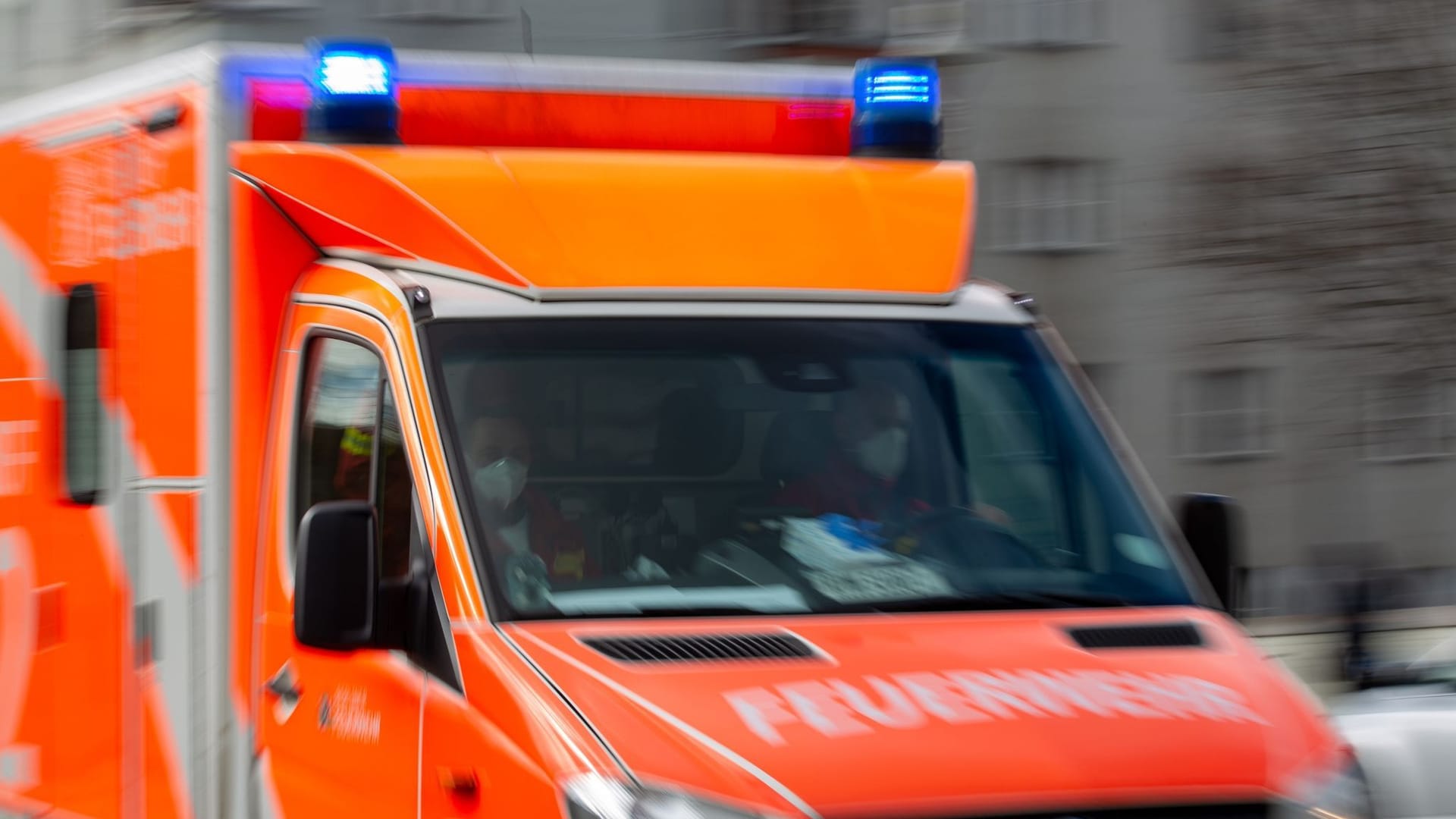 Ein Rettungswagen der Feuerwehr fährt auf einer Straße (Symbolbild): Der Mann starb im Krankenhaus. Ein Rettungswagen der Feuerwehr fährt auf einer Straße (Symbolbild): Der Mann starb im Krankenhaus.