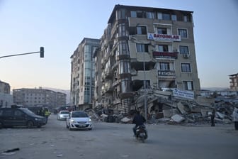 Ein zerstörtes Haus im türkischen Antakya: Um den Betroffenen zu helfen, werden in Hamburg Geld- und Sachspenden zusammengetragen und in das Katastrophengebiet gebracht.