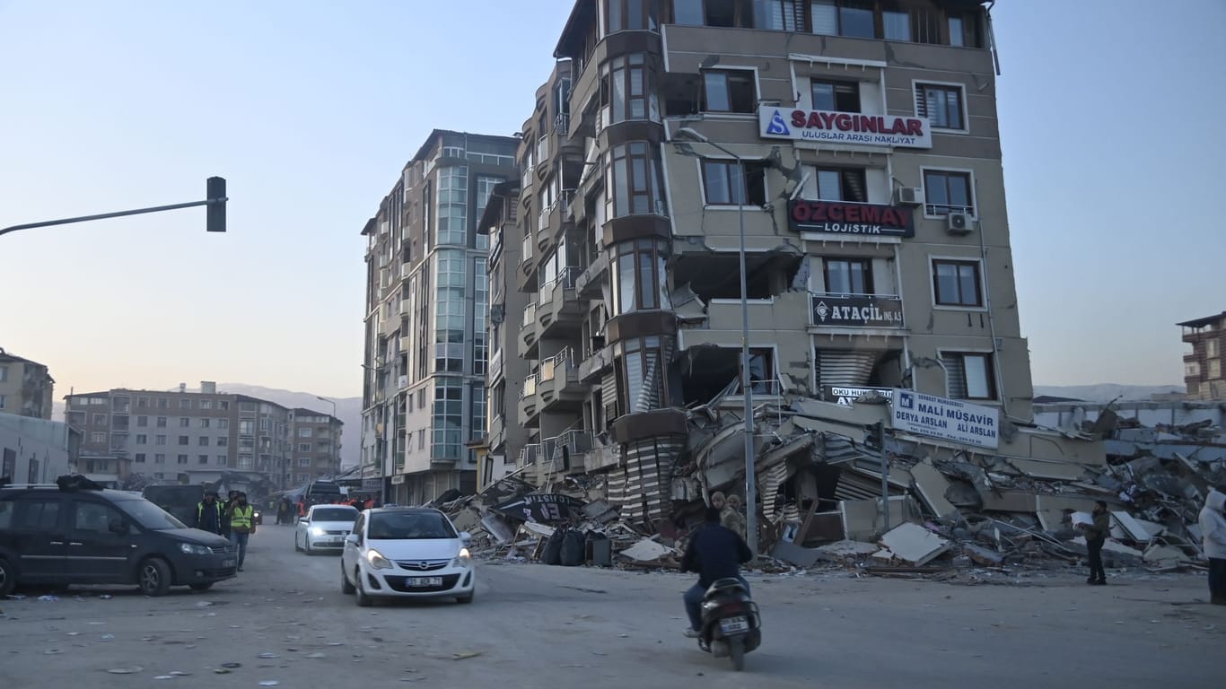Ein zerstörtes Haus im türkischen Antakya: Um den Betroffenen zu helfen, werden in Hamburg Geld- und Sachspenden zusammengetragen und in das Katastrophengebiet gebracht.