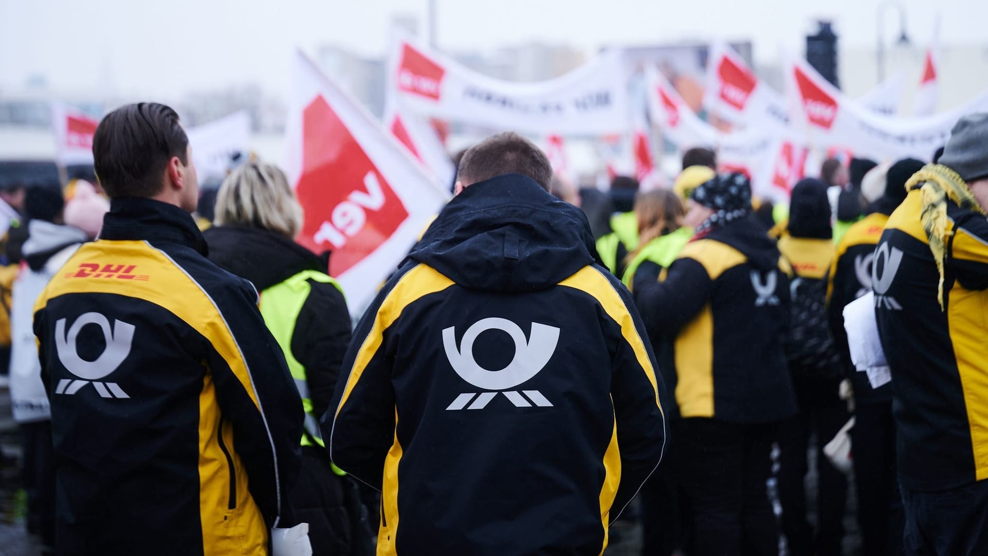 Deutsche Post: Das Post-Logo steht auf den Jacken der Demonstranten. Deutsche Post: Das Post-Logo steht auf den Jacken der Demonstranten.