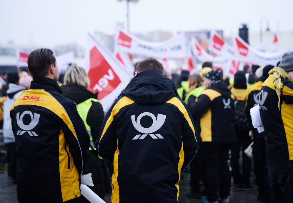 Deutsche Post: Das Post-Logo steht auf den Jacken der Demonstranten.