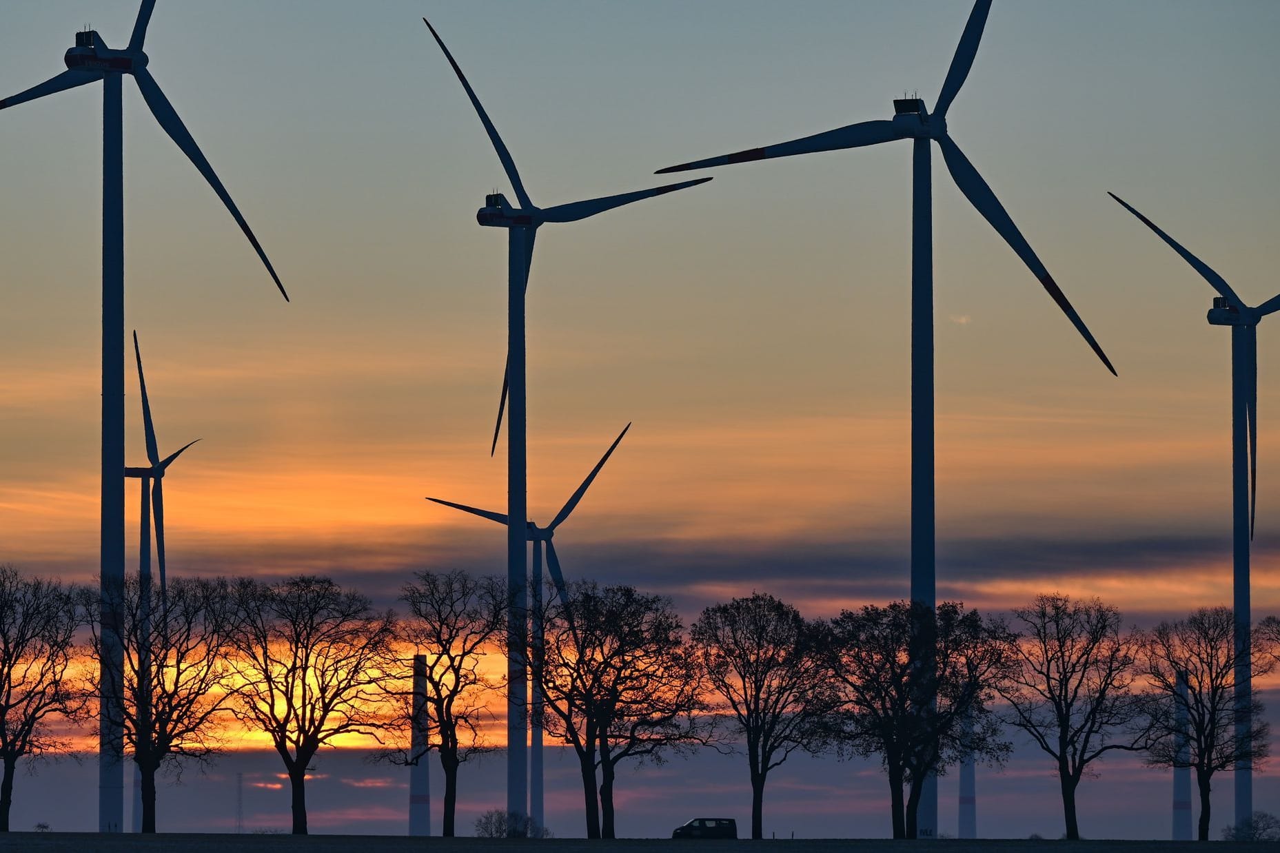 Windenergiepark in Brandenburg: Scholz will bis 2030 "im Schnitt vier bis fünf Windräder jeden Tag" an Land bauen lassen.