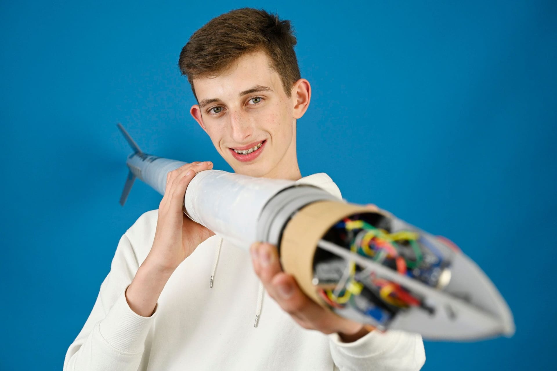 Hendrik Ridder, Sieger des Bundeswettbewerbs "Jugend Forscht 2022": Die von ihm entwickelte und 2,5 Meter lange Rakete schafft es bis auf 270 Meter Höhe.