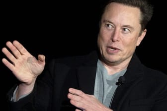 Elon Musk: Gegen Tesla-Chef Elon Musk läuft eine Sammelklage.