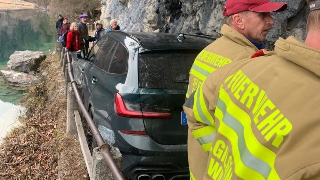 Das steckengebliebene Auto am Wolfgangsee: Der deutsche Urlauber hatte sich offenbar blind auf sein Navi verlassen.