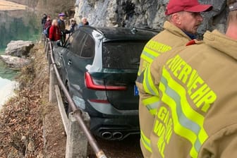 Das steckengebliebene Auto am Wolfgangsee: Der deutsche Urlauber hatte sich offenbar blind auf sein Navi verlassen.