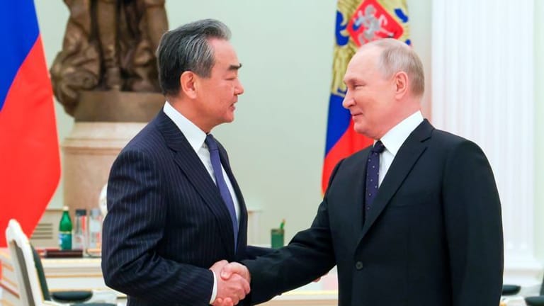 Der chinesische Chefdiplomat Wang Yi trifft am 22.. Februar auf Putin.