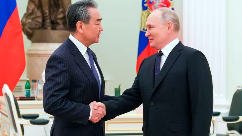 Der chinesische Chefdiplomat Wang Yi trifft am 22.. Februar auf Putin.