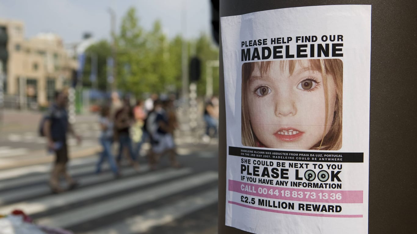 An einer Litfaßsäule hängt ein Plakat mit dem Bild von der vermissten Maddie McCann: Eine junge Frau behauptete auf Social Media, sie sei McCann.
