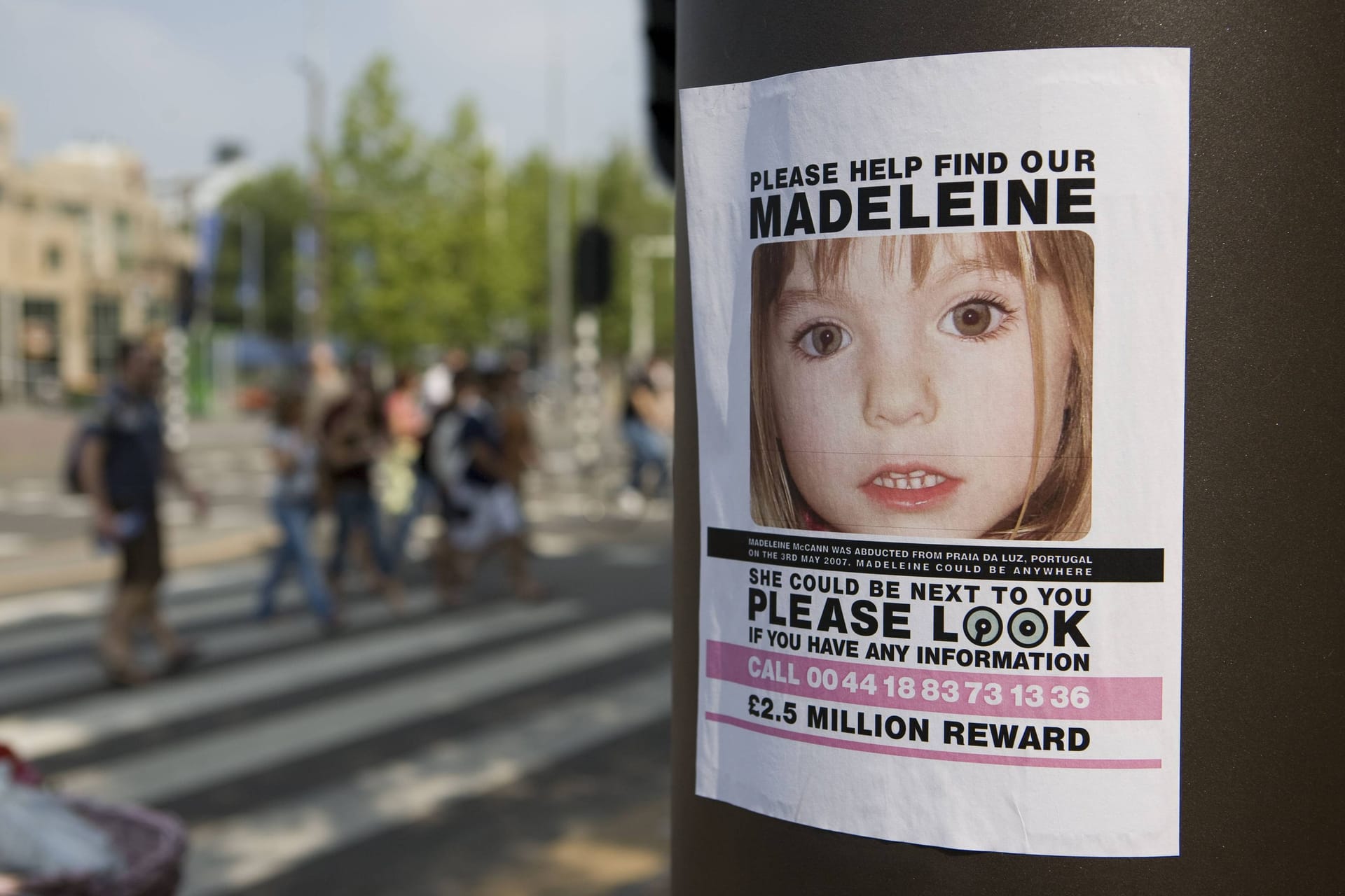 An einer Litfaßsäule hängt ein Plakat mit dem Bild von der vermissten Maddie McCann: Eine junge Frau behauptete auf Social Media, sie sei McCann.