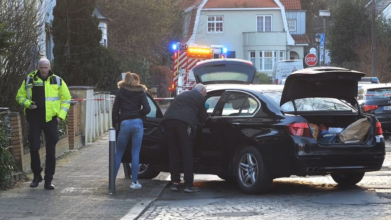 Polizisten untersuchen das Auto, in dem die Frau saß: Die Polizei bittet alle Zeugen des Falls um Hilfe.