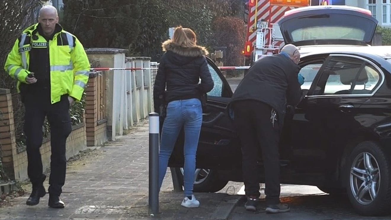 Polizisten untersuchen das Auto, in dem die Frau saß: Die Polizei bittet alle Zeugen des Falls um Hilfe.