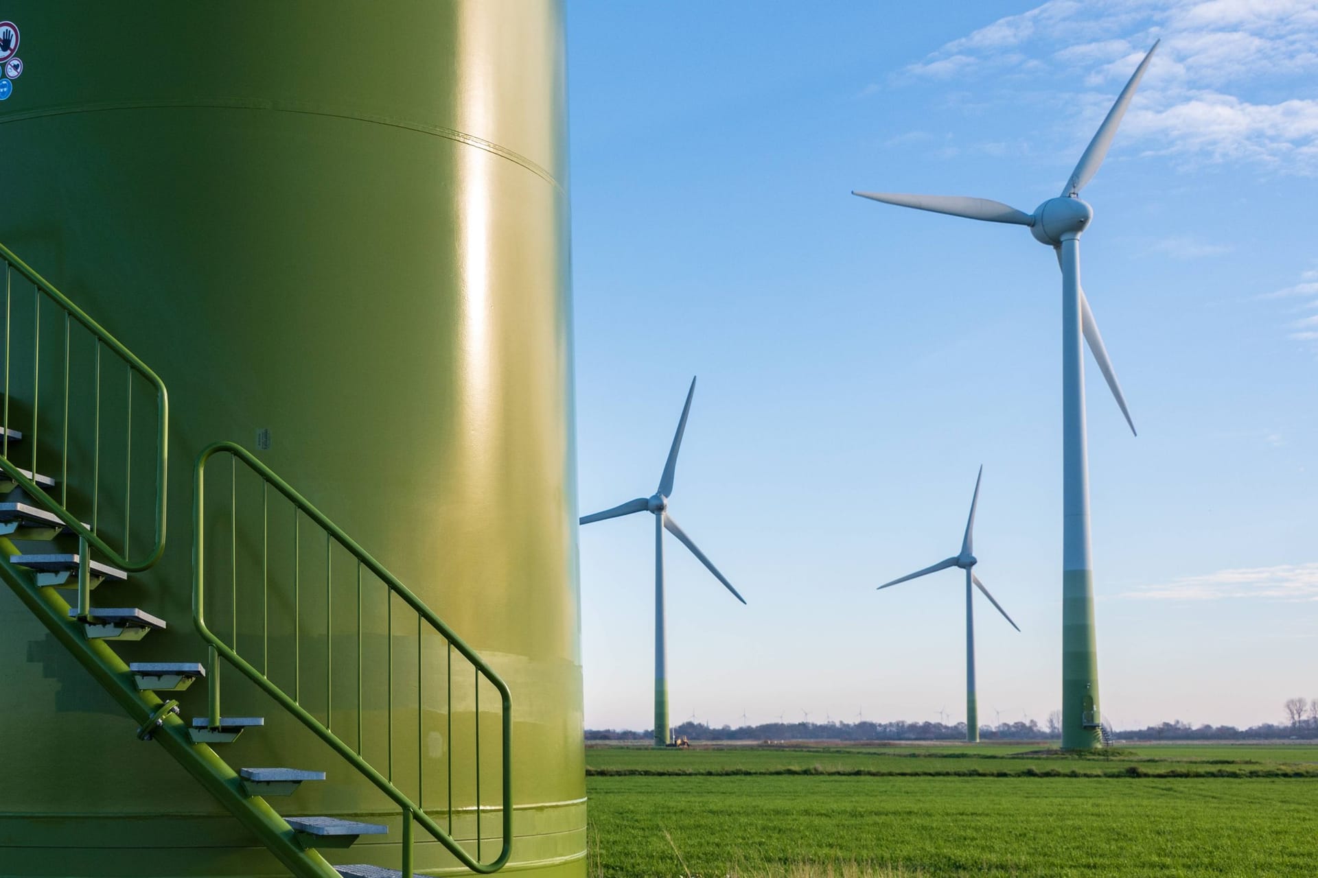 Windkraftanlagen an der ostfriesischen Küstenregion.