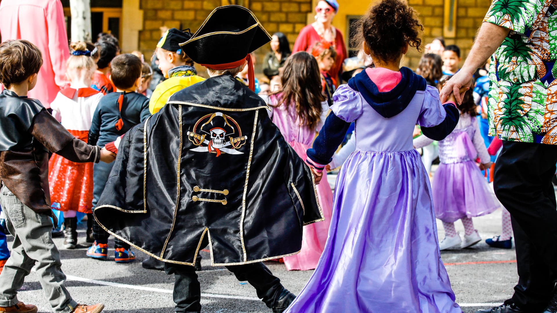 Eine Faschingsfeier an einer Schule (Archivbild): Müssen sich die Kinder in Hannover am Montag warm anziehen?