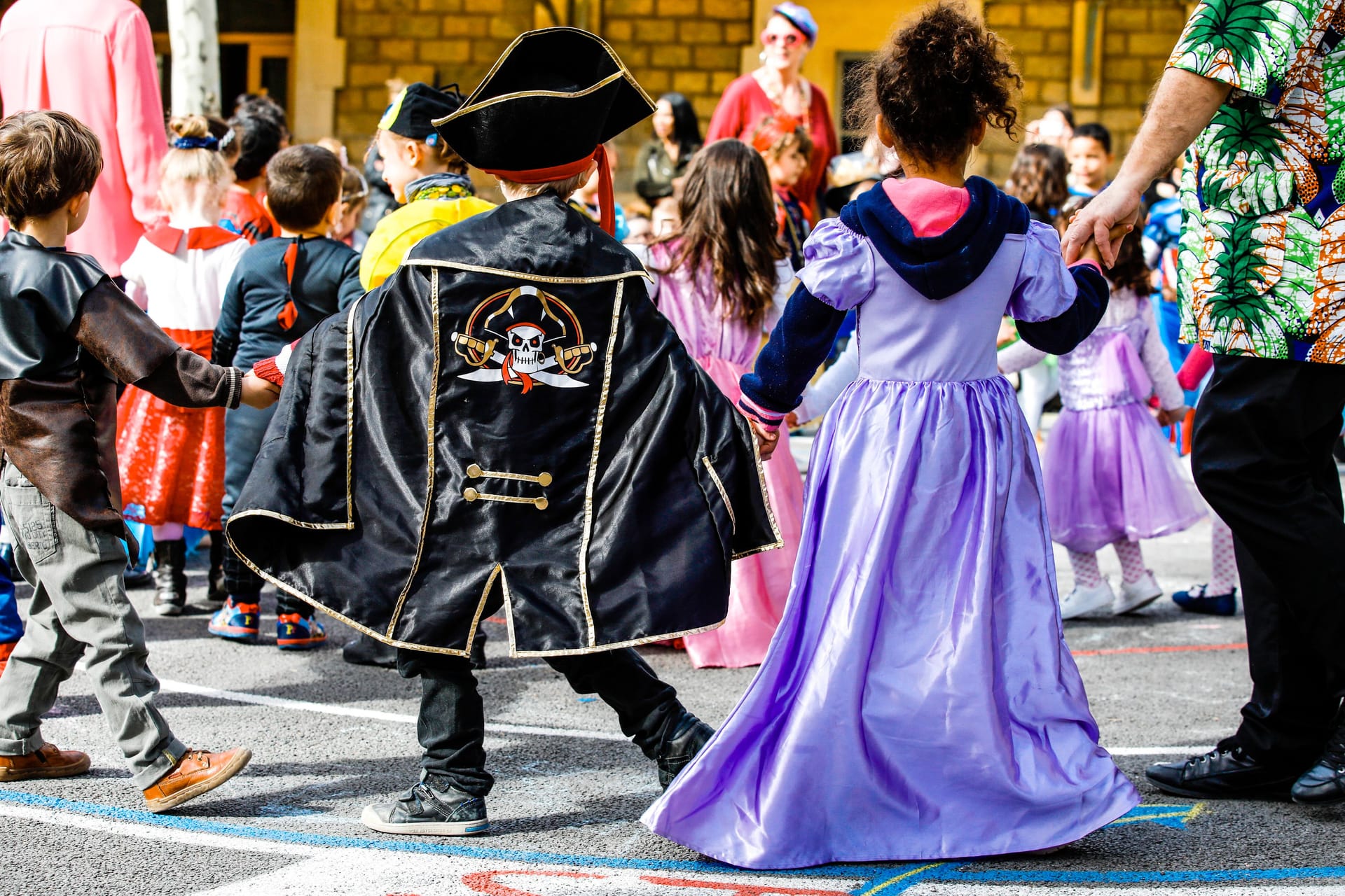 Eine Faschingsfeier an einer Schule (Archivbild): Müssen sich die Kinder in Hannover am Montag warm anziehen?