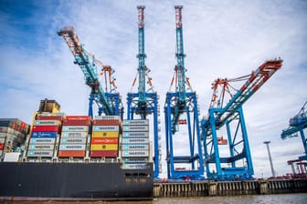 Ein Schiff liegt im Containerhafen von Bremerhaven (Archivbild): Deutschlands zweitgrößter Containerhafen soll in einem Großprojekt ertüchtigt werden.