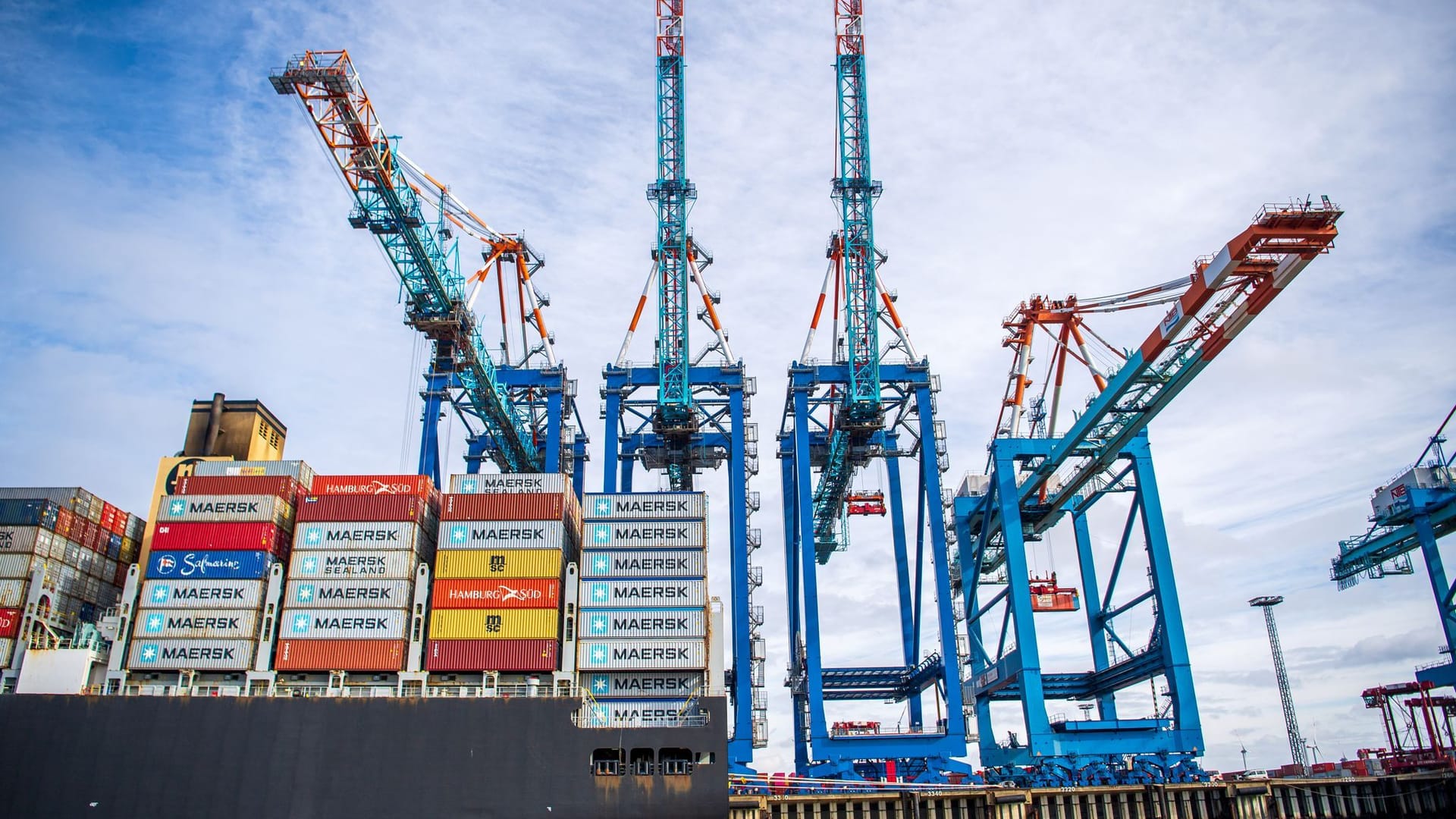Ein Schiff liegt im Containerhafen von Bremerhaven (Archivbild): Deutschlands zweitgrößter Containerhafen soll in einem Großprojekt ertüchtigt werden. Ein Schiff liegt im Containerhafen von Bremerhaven (Archivbild): Deutschlands zweitgrößter Containerhafen soll in einem Großprojekt ertüchtigt werden.