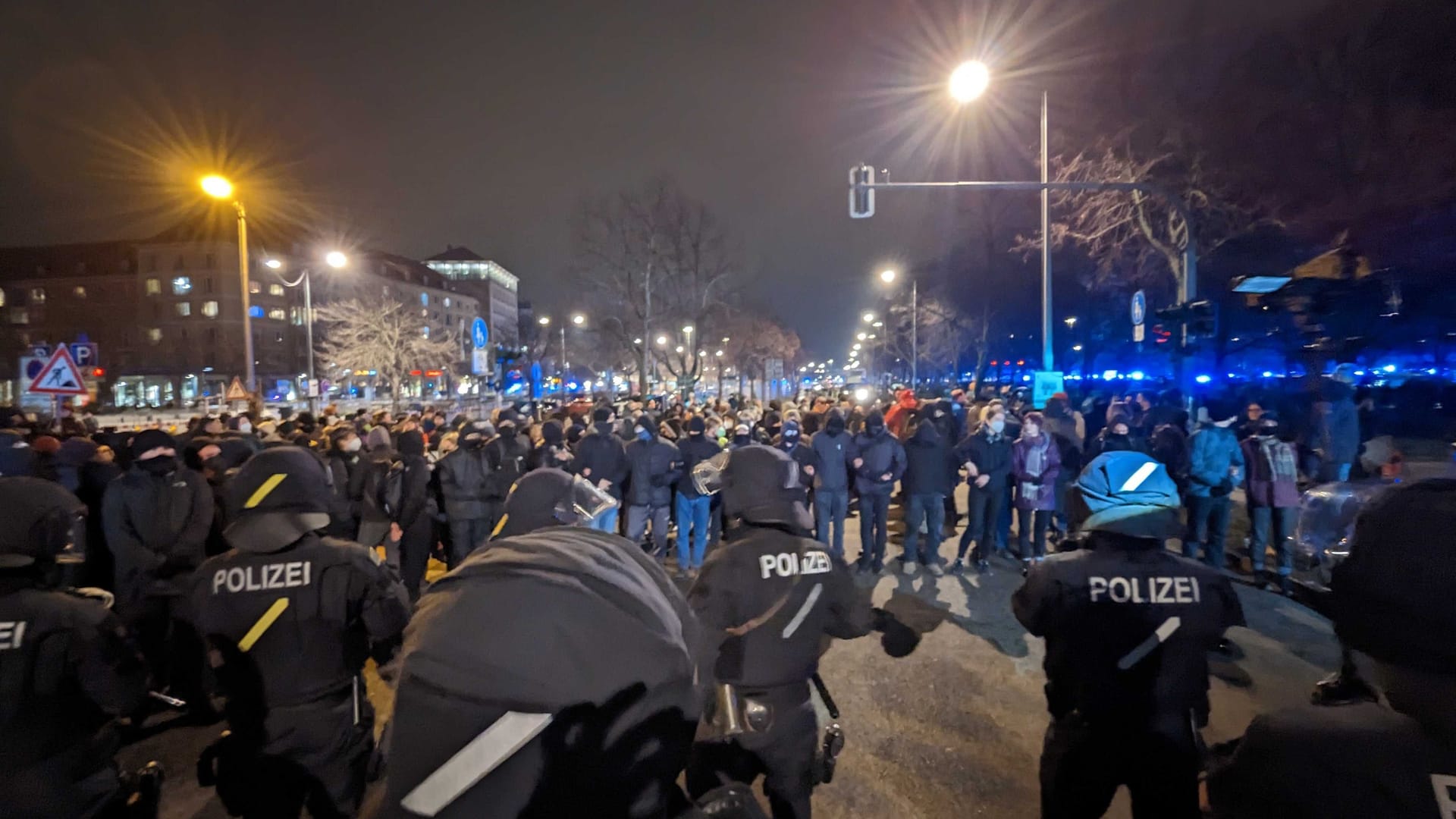 Polizei in Dresden: Zwei Sitzblockaden hielten den Zug zwischenzeitlich auf.