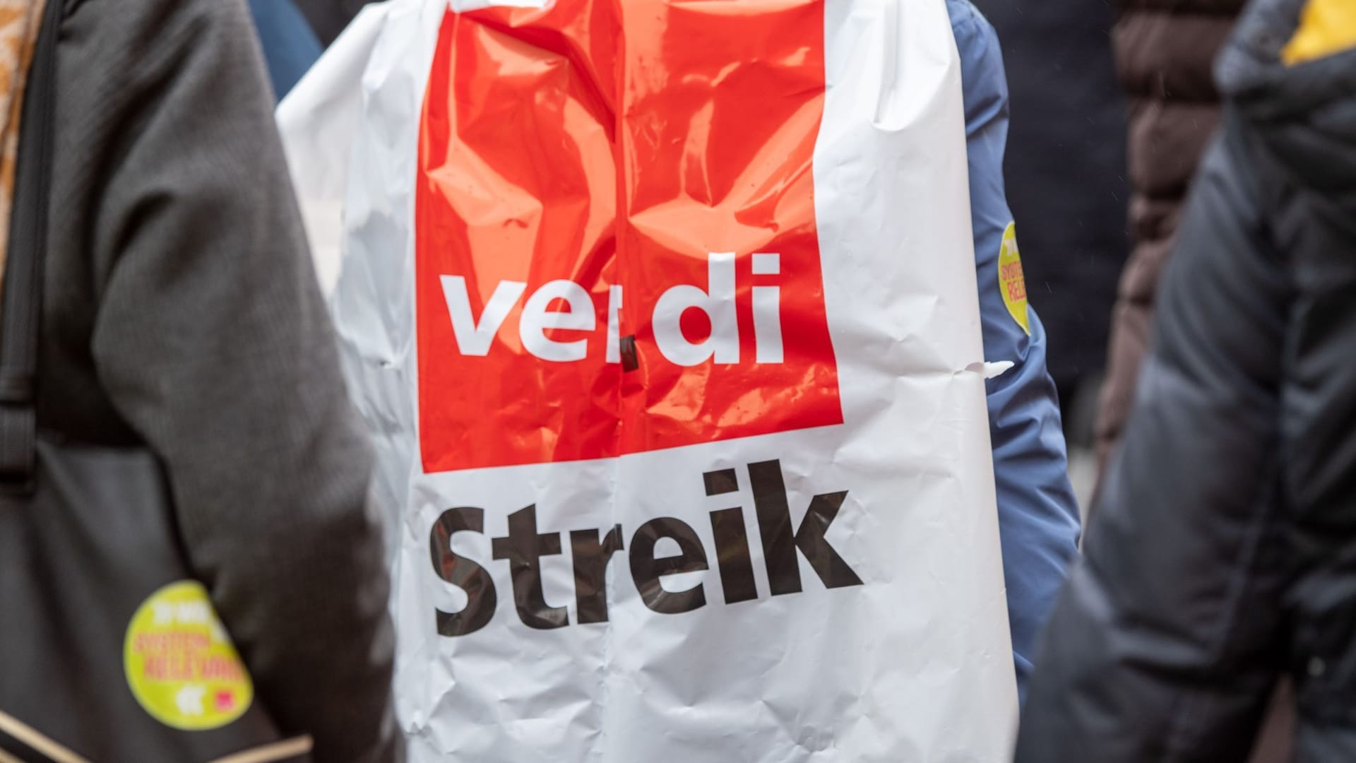 Jacke mit der Aufschrift "Streik" (Symbolfoto): Rund 600 Menschen arbeiten bei der Gesundheit Nord. Jacke mit der Aufschrift "Streik" (Symbolfoto): Rund 600 Menschen arbeiten bei der Gesundheit Nord.