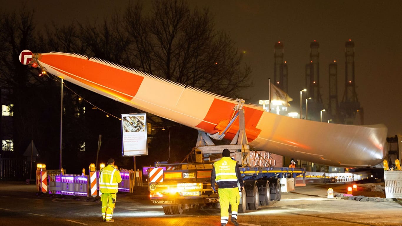 Mit drei Schwerlasttransportern sind in der Nacht zum Samstag große Teile einer neuen Windkraftanlage nach Hamburg-Waltershof gebracht worden.