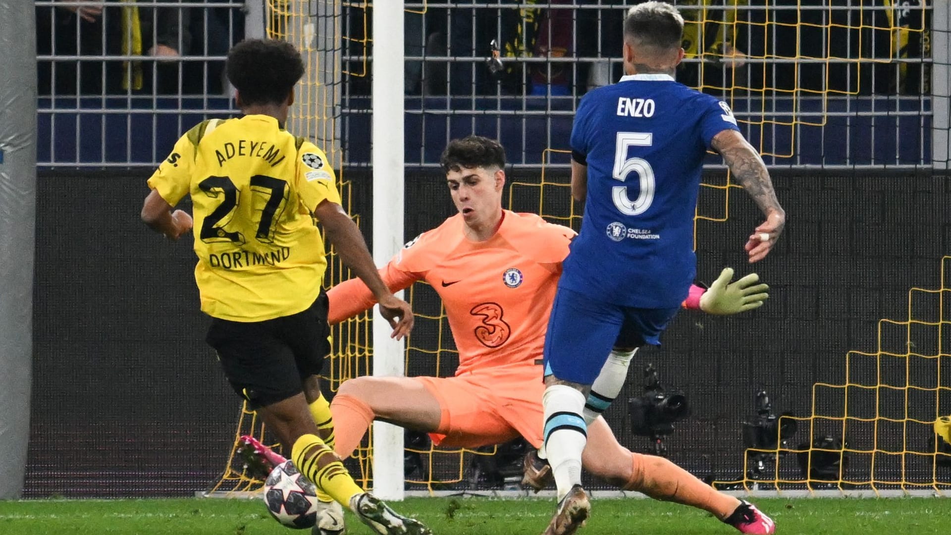 Unwiderstehlicher Abschluss: Dortmunds Adeyemi (li.) trifft zum Sieg gegen den FC Chelsea.