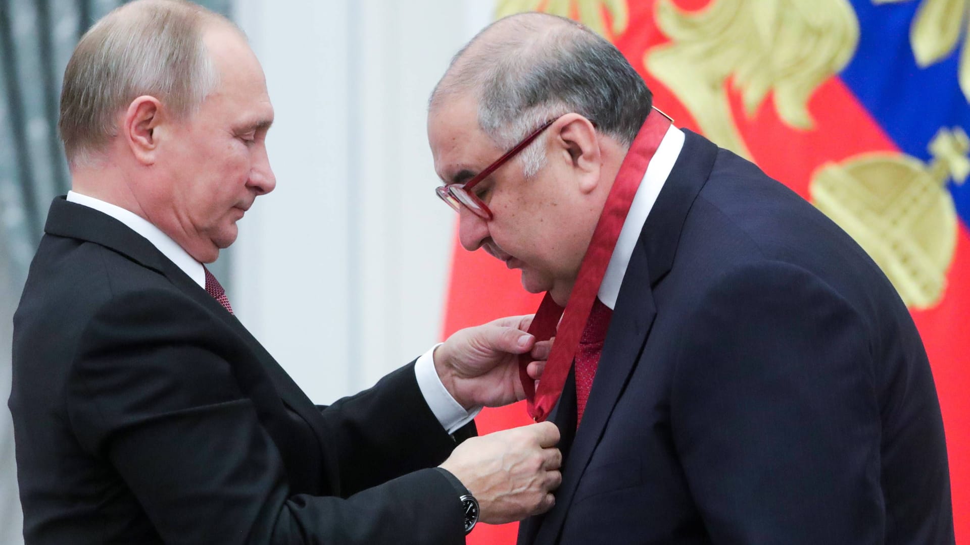 Der russische Staatschef Vladmir Putin zeichnet Alischer Usmanow aus (Archivbild): Ein Ex-CSU-Abgeordneter könnte ihm trotz Sanktionen jetzt helfen. Der russische Staatschef Vladmir Putin zeichnet Alischer Usmanow aus (Archivbild): Ein Ex-CSU-Abgeordneter könnte ihm trotz Sanktionen jetzt helfen.