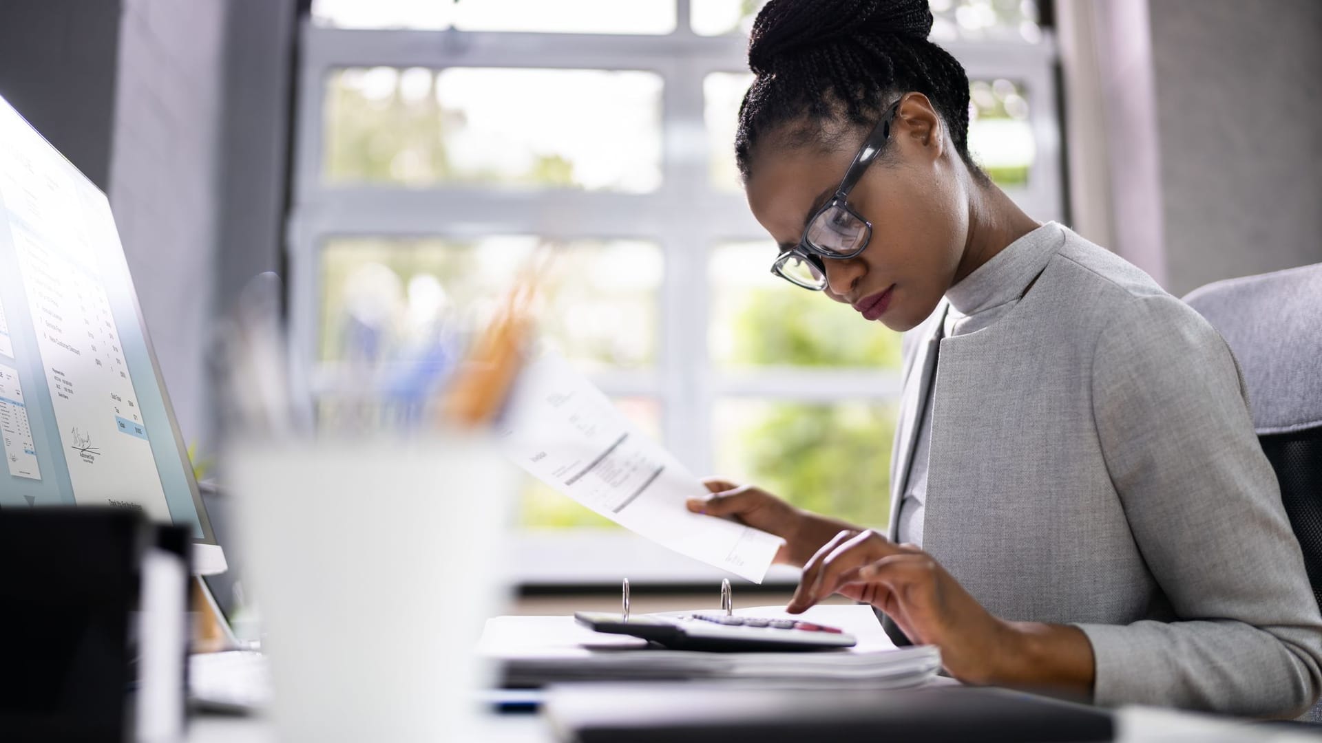 Eine Frau sortiert ihre Finanzen (Symbolbild): Auch wenn es lästig scheint – ein Überblick über die eigenen Finanzen ist wichtig.