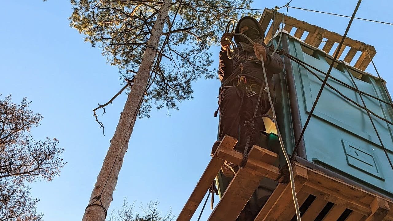 Die Polizei hat den Achter-Kletterhaken des Waldbesetzers einkassiert, der hängt nun in über fünf Metern ungesichert.