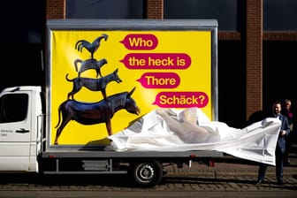 Die FDP Bremen präsentiert ihre Wahlkampf-Kampagne für die Bürgerschaftswahl 2023. Auf dem Wahlplakat ist die Aufschrift «Who the heck is Thore Schäck» zu lesen.