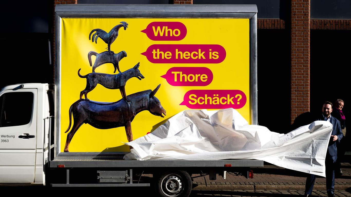 Die FDP Bremen präsentiert ihre Wahlkampf-Kampagne für die Bürgerschaftswahl 2023. Auf dem Wahlplakat ist die Aufschrift «Who the heck is Thore Schäck» zu lesen.